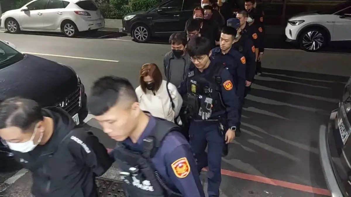 ▲警方將跨年夜在海安路鬧事互毆的9人帶回調查，其中動手4人依妨害秩序、傷害等罪嫌送辦（圖／台南市警察局第二分局提供）