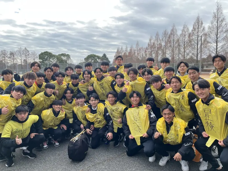 ▲許多日本高中足球員特地穿上黃色塑膠對，為能登半島強震的重災區石川縣當地高中足球隊加油。（圖／翻攝自X@357_k）