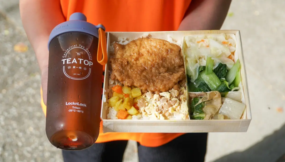 ▲有免費手搖飲料可以喝！TEA TOP第一味創意優惠活動，秀出手中的「排骨便當」免費送「仙楂108」茶王；鶴茶樓則有1元爽喝3大手搖飲料的好康，划算資訊一次告訴你。（圖／珍鼎記茶飲提供）