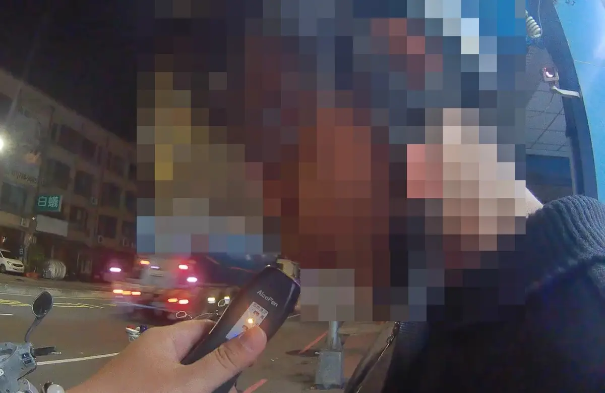 ▲洪男半夜因騎車不穩遭巡邏員警攔查酒測超標，還大聲說「讓你們罰100萬」直到員警說要上銬男子才不敢講話。（圖／記者郭凱杰翻攝）