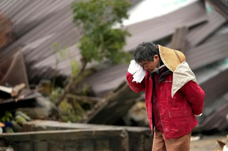 ▲能登半島規模7.6的強震，摧毀許多人的家，並已帶走73條人命。圖為珠州市1名男子正為死去的家人哭泣。（圖／美聯社／達志影像）