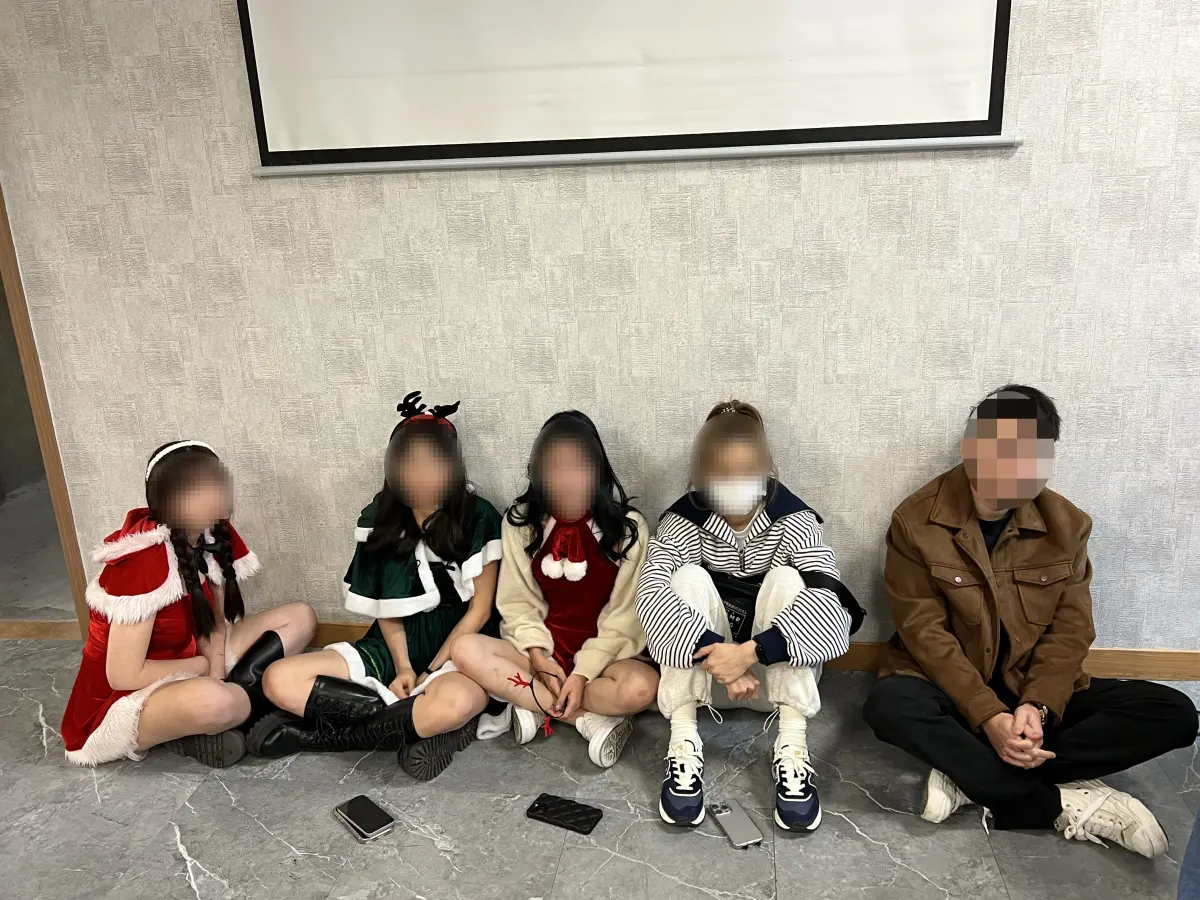 ▲賭場女荷官身著聖誕短裙（圖/記者鄧力軍翻攝）