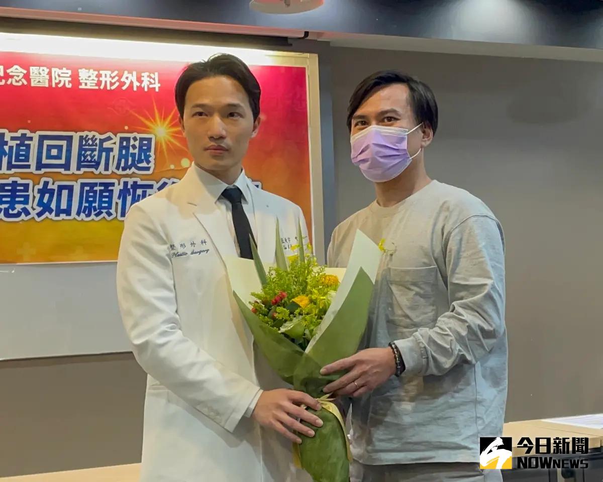 ▲吳先生去（2023）年潛水時意外遭漁船螺旋槳絞斷下肢，經基隆長庚救治與持續復健，已經可以恢復正常行走與站立。（圖／記者林志怡攝，2024.01.04）