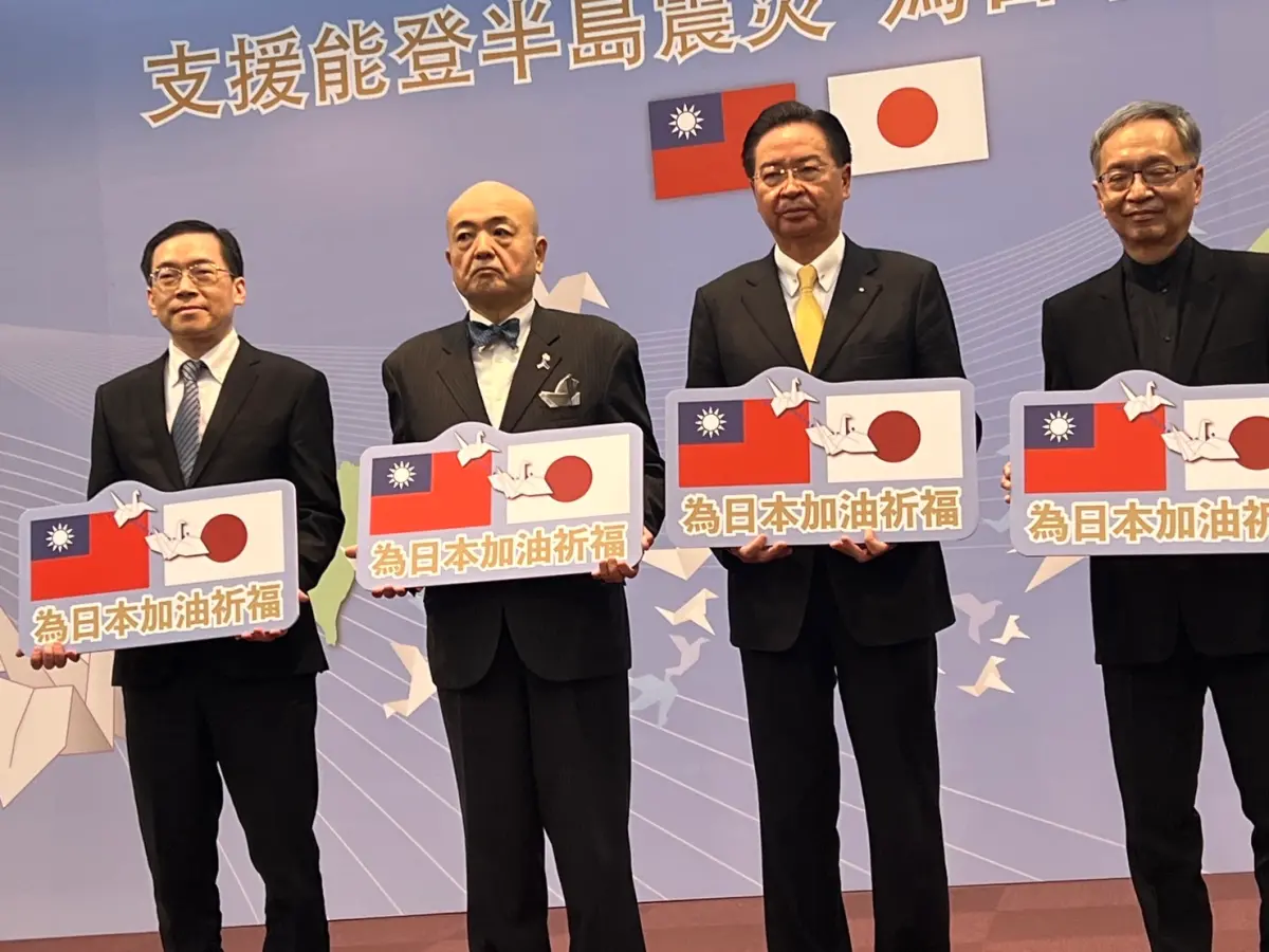 ▲外交部長吳釗燮（右二）、日本駐台代表片山和之（左二）以及衛福部長薛瑞元主持捐款記者會。（圖／記者邱新博攝，2024.01.04）