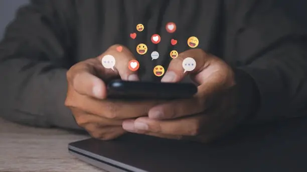 ▲現代人使用手機通訊軟體聯繫、聊天，除了以文字訊息交流外，也常以「Emoji表情符號」表達當下情緒。（圖／擷取自Pixabay）