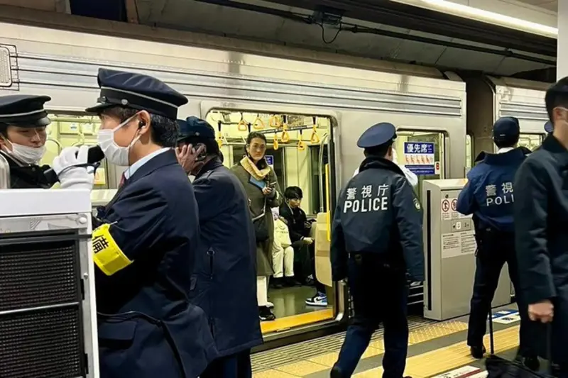 ▲日本東京澀谷車站傳出民眾持刀揮舞，警方到場進行安全檢查。（圖／翻攝自Ｘ）