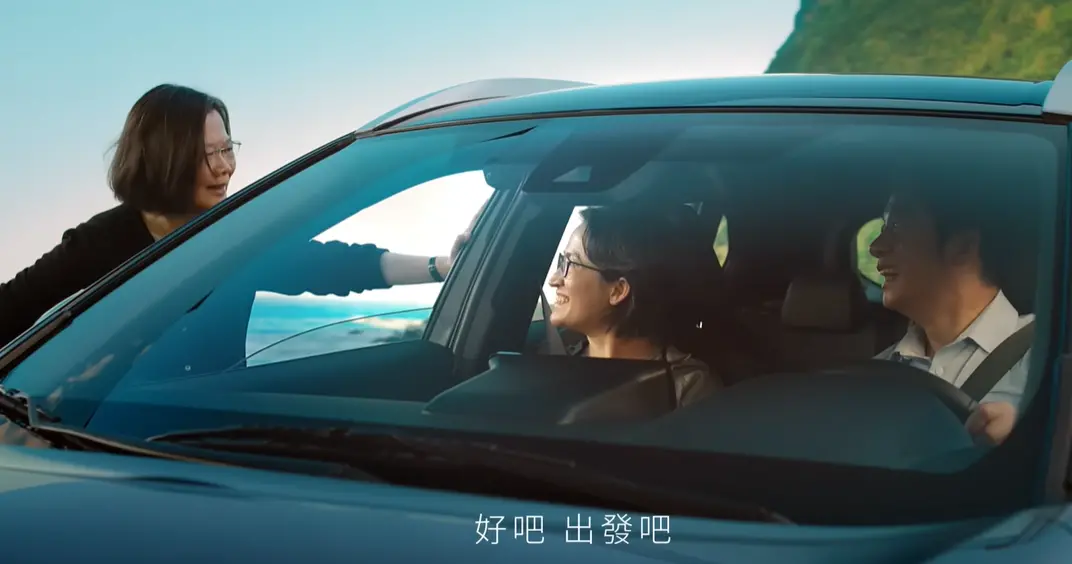 ▲賴清德、蕭美琴競選總部，日前發布競選影片引起網路討論，不少人表示，總統蔡英文竟然被「丟包」在路邊，甚至有人發起「去海邊把總統接回來」活動。（圖／翻攝畫面）