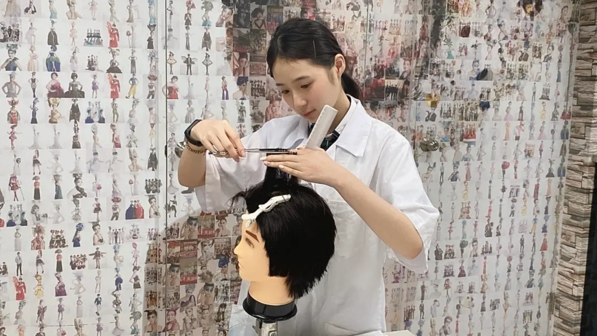 ▲技職之光林姵宇利用課餘時間努力練習加強技能，最終拿到10張美容美髮證照。（圖／技專校院招生總辦提供）