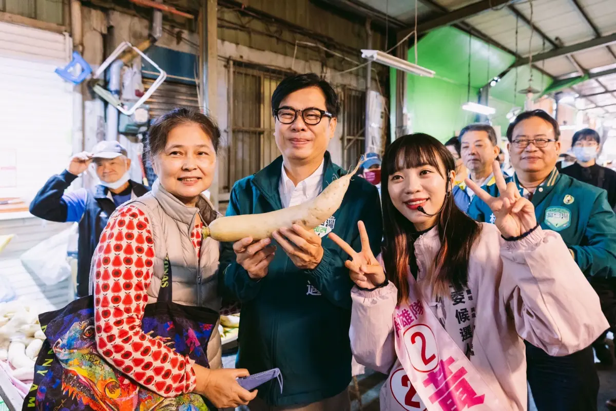 ▲民眾送上菜頭祝福黃捷當選。（圖／黃捷競總提供）