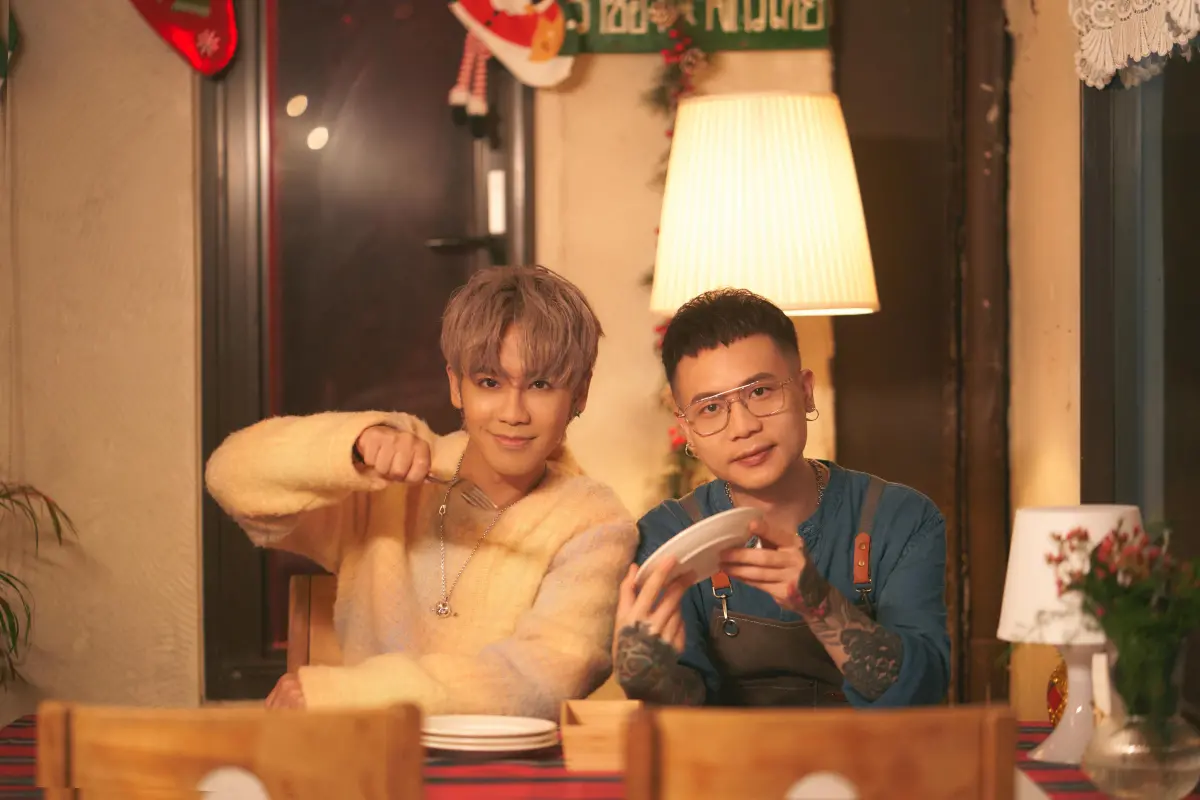 ▲蕭秉治（右）、鼓鼓合體推出新歌〈認愛〉，蕭秉治在MV中擔任拉麵店老闆，現實生活中卻不太會料理。（圖／相信音樂提供）