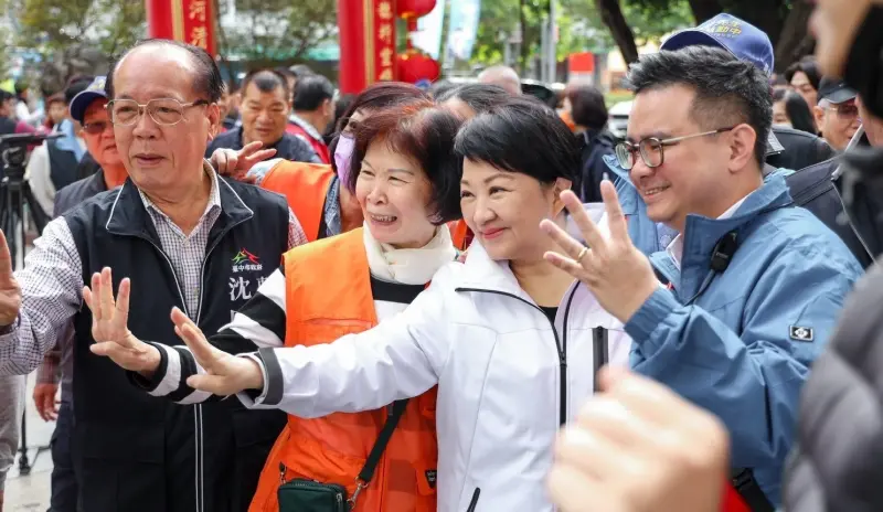 ▲盧秀燕陪黃健豪掃街，直言「「我要把立委這席傳承給黃健豪」。（圖／黃健豪競辦提供，2024.01.04）