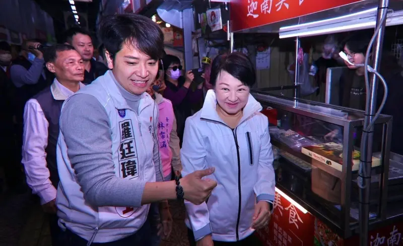 ▲盧秀燕陪羅廷瑋掃街,自認輔選以來一直嚴守選舉法律規範。(圖/羅廷瑋競辦提供,2024.01.04)