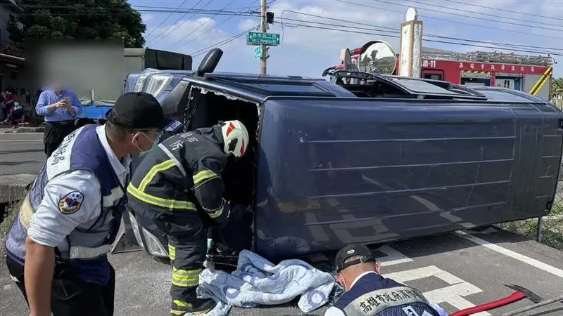 ▲高雄美濃區忠孝路二段、清水街口，今（4）日中午發生一起嚴重車禍。（圖／翻攝畫面）