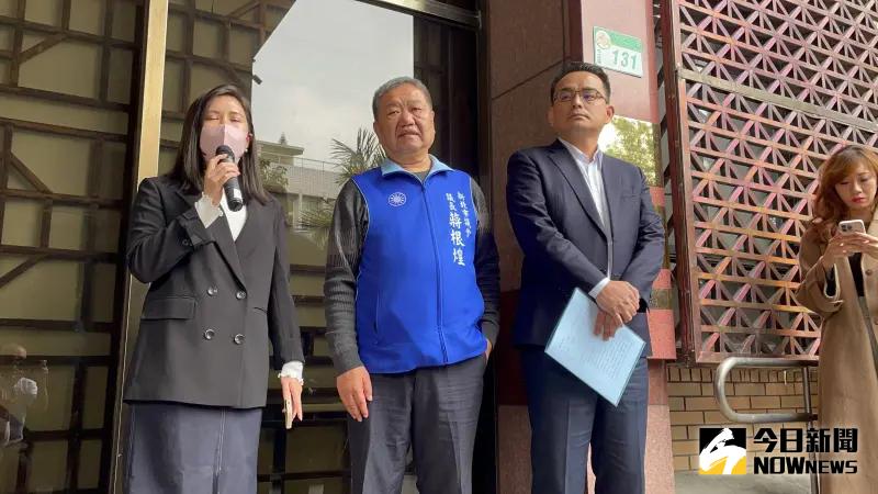 ▲侯友宜競選辦公室發言人柳采薇（左）、新北市議會議長蔣根煌（中）、律師簡榮宗（右）向北檢按鈴提告政治評論員李正皓涉嫌意圖使人不當選等（圖／記者潘千詩攝，2024.01.04）