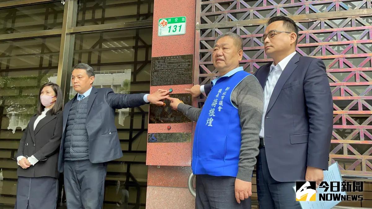 ▲侯友宜競選辦公室發言人柳采薇（左1）、新北市議會議長蔣根煌（右2）、律師簡榮宗（右）向北檢按鈴提告政治評論員李正皓涉嫌意圖使人不當選等（圖／記者潘千詩攝，2024.01.04）