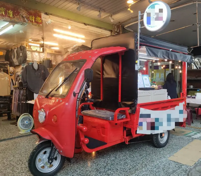 ▲電動嘟嘟車改裝成餐車後造型相當吸睛,讓不少創業者就算知道沒有路權,也甘願冒著被開罰的風險,買來擺攤做生意。(圖/記者陳詩雨攝)