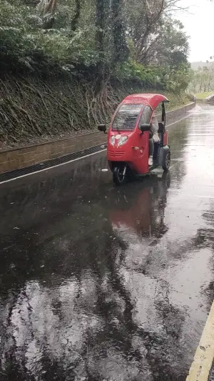 ▲考量遊憩安全與多元運具不斷發展情況，東北角管理處特許業者開放租賃電動嘟嘟車，但僅能在自行車道騎乘，無法騎上一般道路。（圖／記者陳詩雨攝）