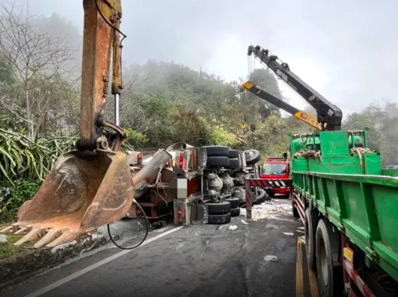 ▲台18線54.8公里處，一台預拌混凝土車翻覆，駕駛一度受困。（圖／翻攝畫面）