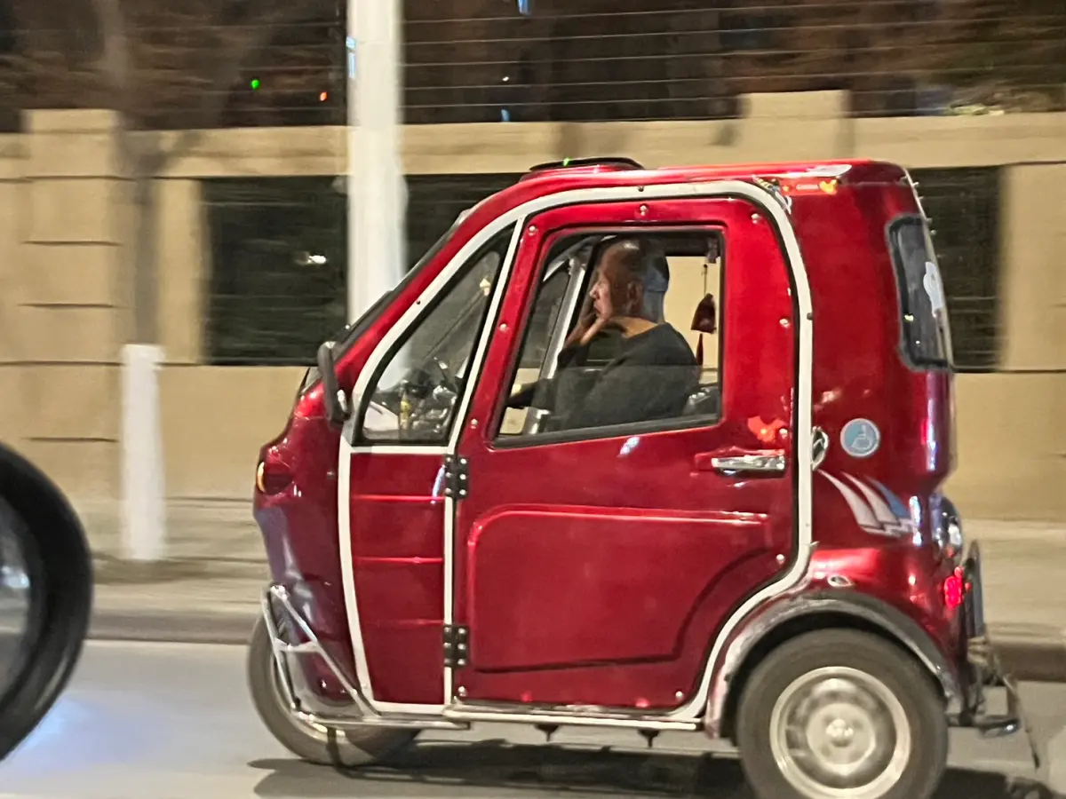 ▲日前被業者引進台灣販售的三輪電動嘟嘟車，在中國又被戲稱為「老頭樂」。（圖／民眾提供）
