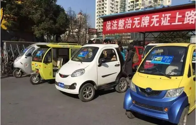 ▲被業者引進台灣的電動嘟嘟車在中國又被稱為「老頭樂」,中國主責機關從去年開始強制掃蕩未經檢驗合格車輛,全面掛牌納管,駕駛人也需考取摩托車駕照(圖/翻攝網易新聞網)