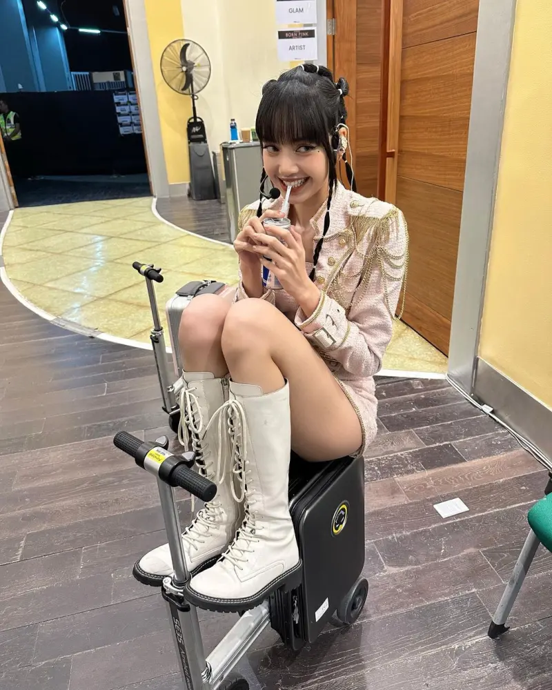 ▲因BLACKPINK爆紅的行李箱車不能在道路上騎車,違反規定最重可處新臺幣3600元罰鍰。(圖/翻攝IG @lalalalisa_m)