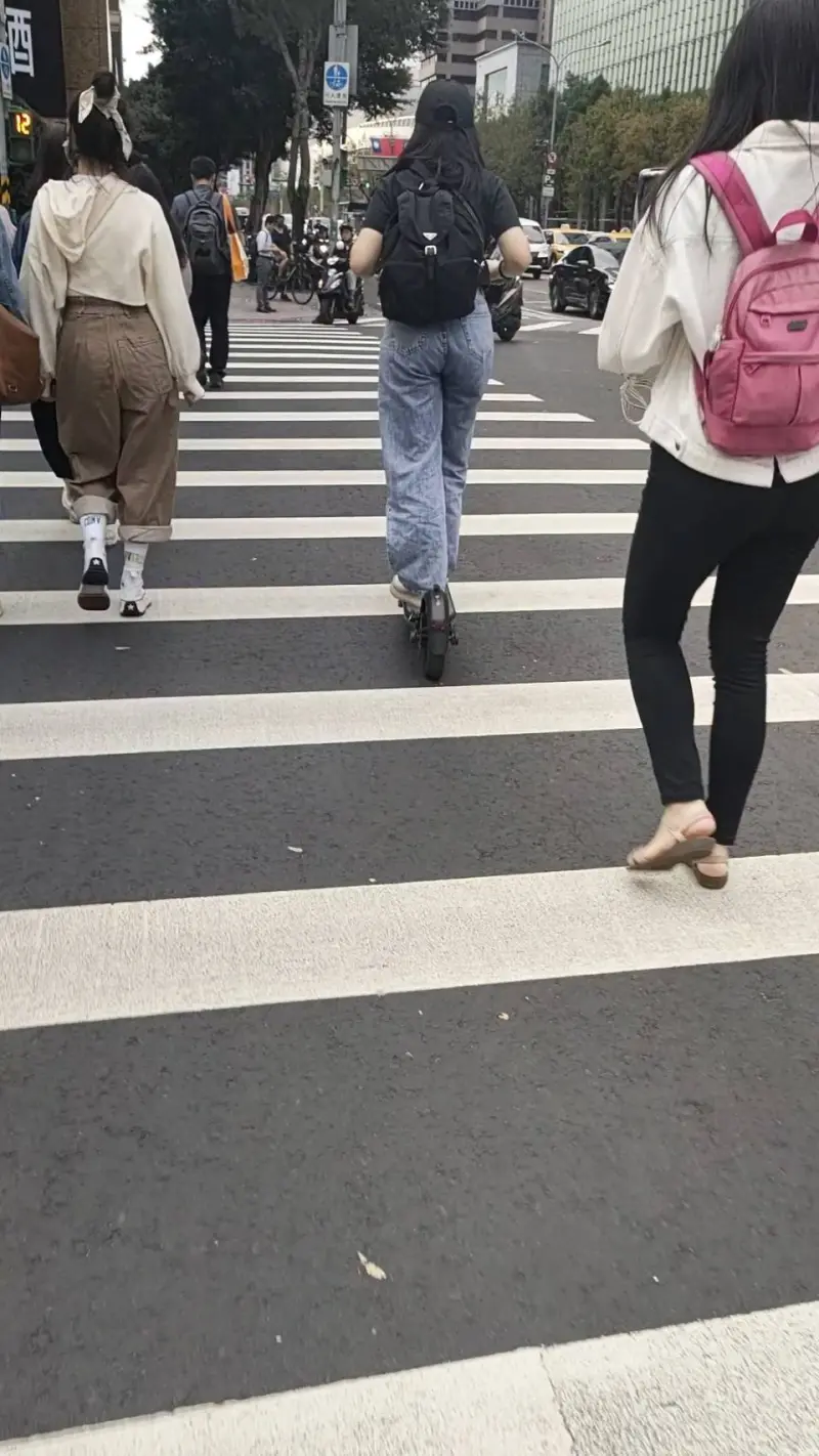 ▲雖然電動滑板車等個人行動器具已被歸類為慢車,但仍無縣市開放道路騎乘,台北市甚至連公園、自行車道等也全面禁止(圖/記者陳詩雨攝)