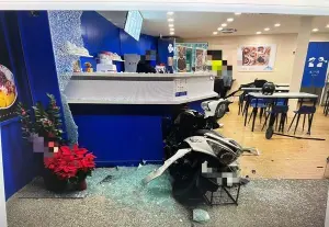 北市飲料店突遭「無人機車」衝撞！警方調查後曝原因
