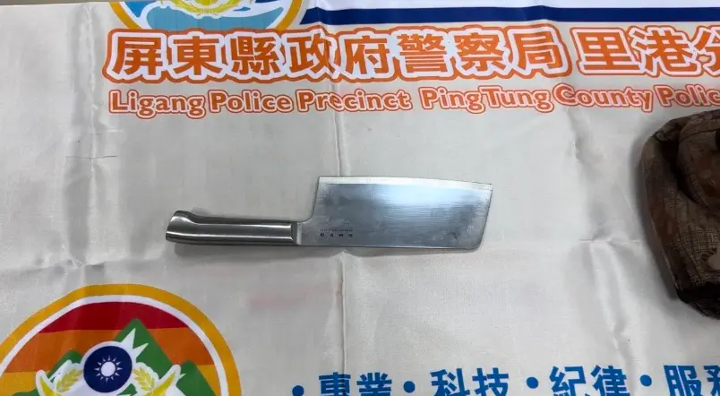 ▲屏東男蒙面持刀闖三地門郵局遭擋後秒逃，3小時內就遭逮。（圖／翻攝畫面）