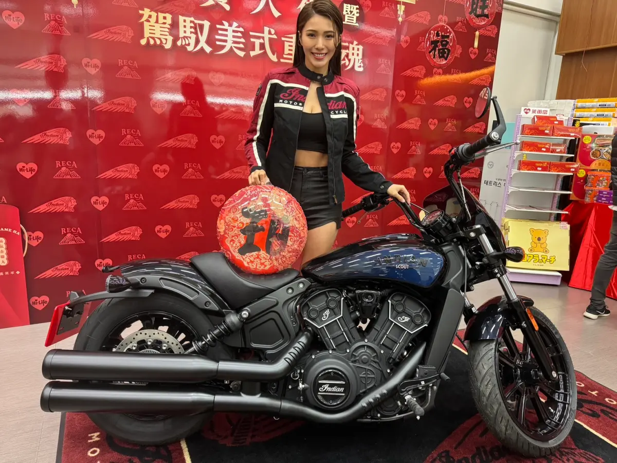 ▲萊爾富在年節預購專刊重磅開賣印地安重機，售價85.8萬元起。（圖／記者鍾怡婷攝）