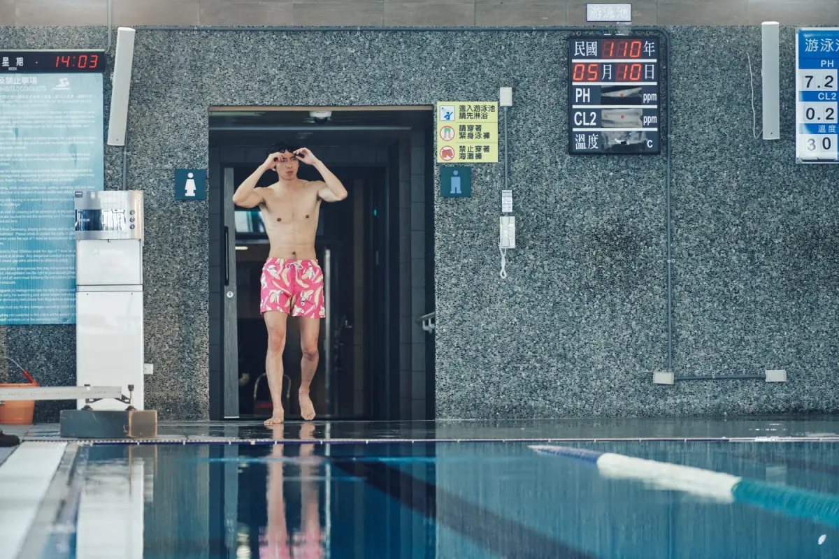 ▲傅孟柏在《美食無間》穿的香蕉泳褲，被忠實女粉絲買走送給老公當禮物。（圖／發起日影視提供）