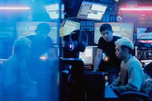 ▲王柏傑（左）在《美食無間》飾演的殺手在王可元飾演的駭客幫助下，尋找整起懸案的幕後主使。（圖／發起日影視提供）