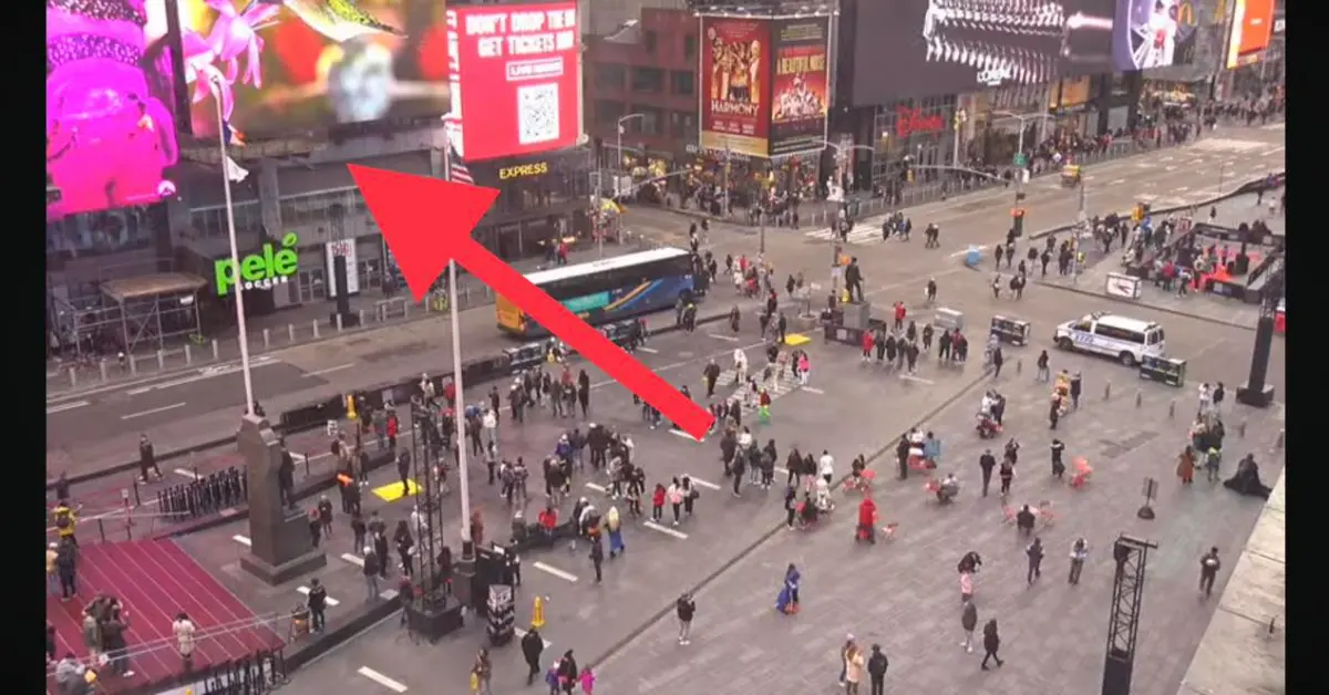 ▲新北市某國中日前爆發國中生遭彈簧刀割頸案，網紅小商人直接在美國紐約時代廣場登上事件廣告。（圖／取自小商人臉書）