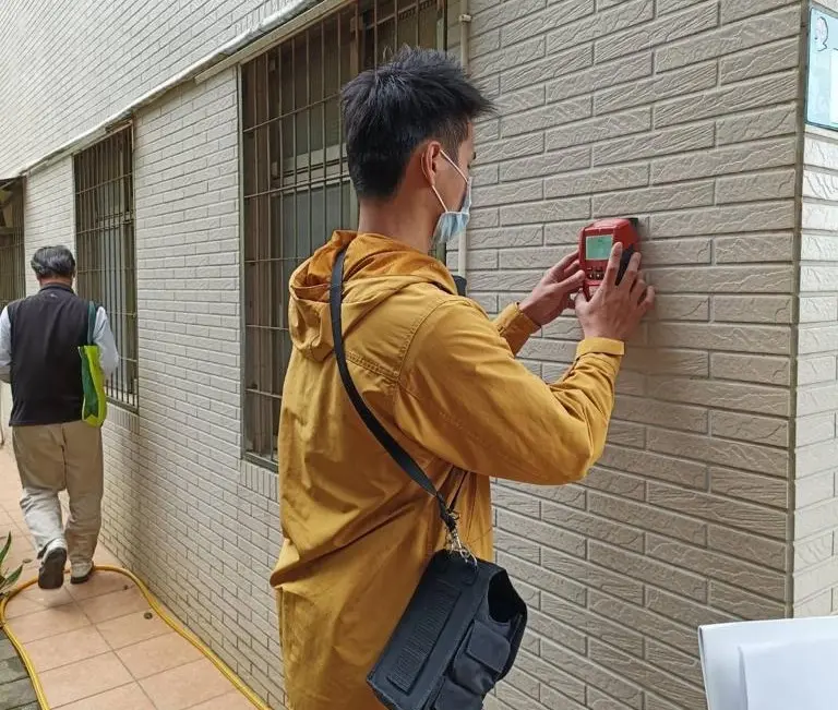 ▲新北市政府派員前往賴清德萬里老家辦理會勘,因無法進入屋內丈量實際使用空間課徵房屋稅依據,只能在屋外初步勘查。(圖 /新北市政府財政局提供)