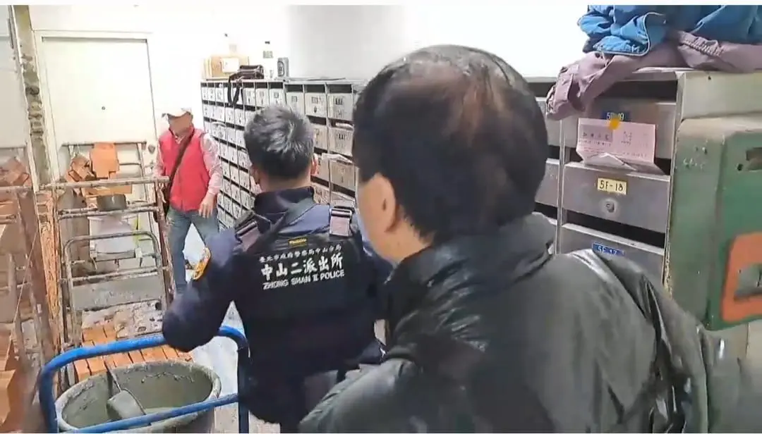 ▲北市錦新大樓因多起非住戶墜樓身亡事故，日前在當地里長舒贛臺協調下，終於裝上門禁設施，未料又因產權糾紛出事了。（圖／翻攝舒贛臺臉書）