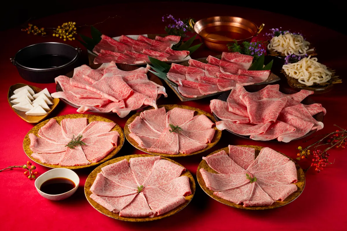 ▲乾杯集團旗下生鮮電商「乾杯超市」推出省時方便的「年菜組」，將日本A5和牛、澳洲和牛、西班牙伊比利豬等頂級肉品組合成多樣化年菜禮盒，最低下殺到48折。（圖／乾杯集團提供）