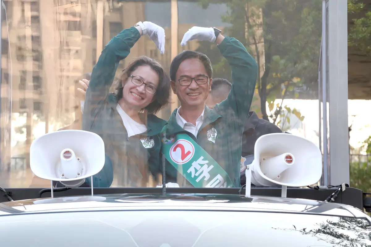 ▲副總統候選人蕭美琴與立法委員李昆澤在車掃行程前共同在車上向群眾比出大愛心，引起現場民眾大聲歡呼。(圖／李昆澤競辦提供)