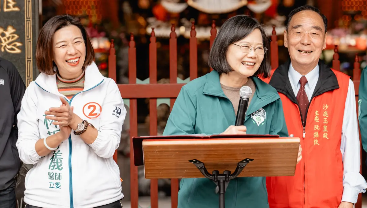 ▲蔡英文說交出鑰匙後「一定有人會載我回來」，引得眾人大笑。（圖／蔡英文競辦提供，2024.01.04）