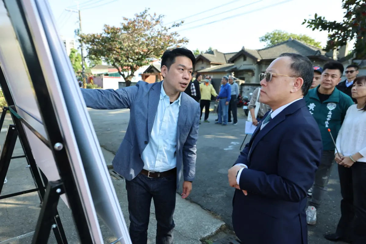 ▲民進黨左營楠梓立委候選人李柏毅向文化部長史哲、高雄市長陳其邁爭取，未來眷村文化應融合都市計畫，拓寬緯六路並建置示範型長照區域。（圖／立委候選人李柏毅競辦）