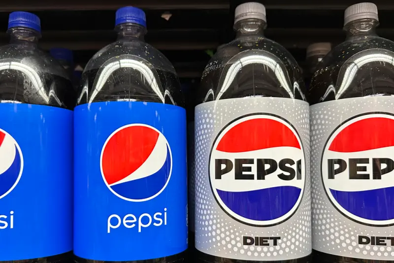▲法國家樂福（Carrefour）表示，由於百事可樂（PepsiCO）旗下產品成本過高，自本週四起將不載銷售百事可樂的食品，包括百事可樂（Pepsi）、七喜（7up）、樂事（Lay's）等等。（圖／美聯社／達志影像）
