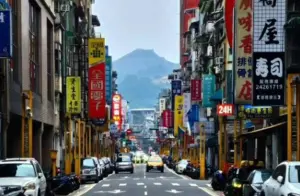 台灣沒有輸日本！基隆街景「撞臉富士山」爆紅　內行遊客都晚上去
