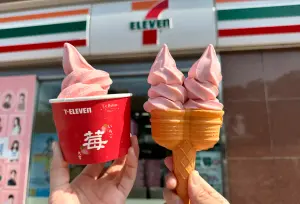 7-11草莓霜淇淋回來了！造型夢回1980年　加碼「草莓乳酸」思樂冰
