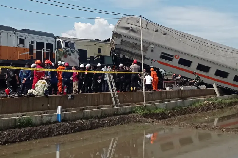 ▲印尼西爪哇省萬隆市附近，5日發生列車對撞事故，多節車廂側翻、變形。（圖／美聯社／達志影像）
