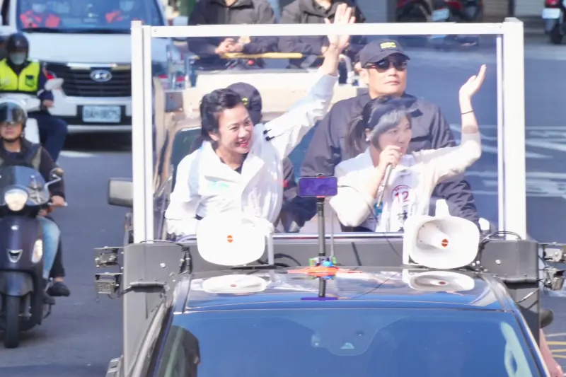 ▲民眾黨副總統候選人吳欣盈在南台灣車輛掃街。（圖／民眾黨提供）