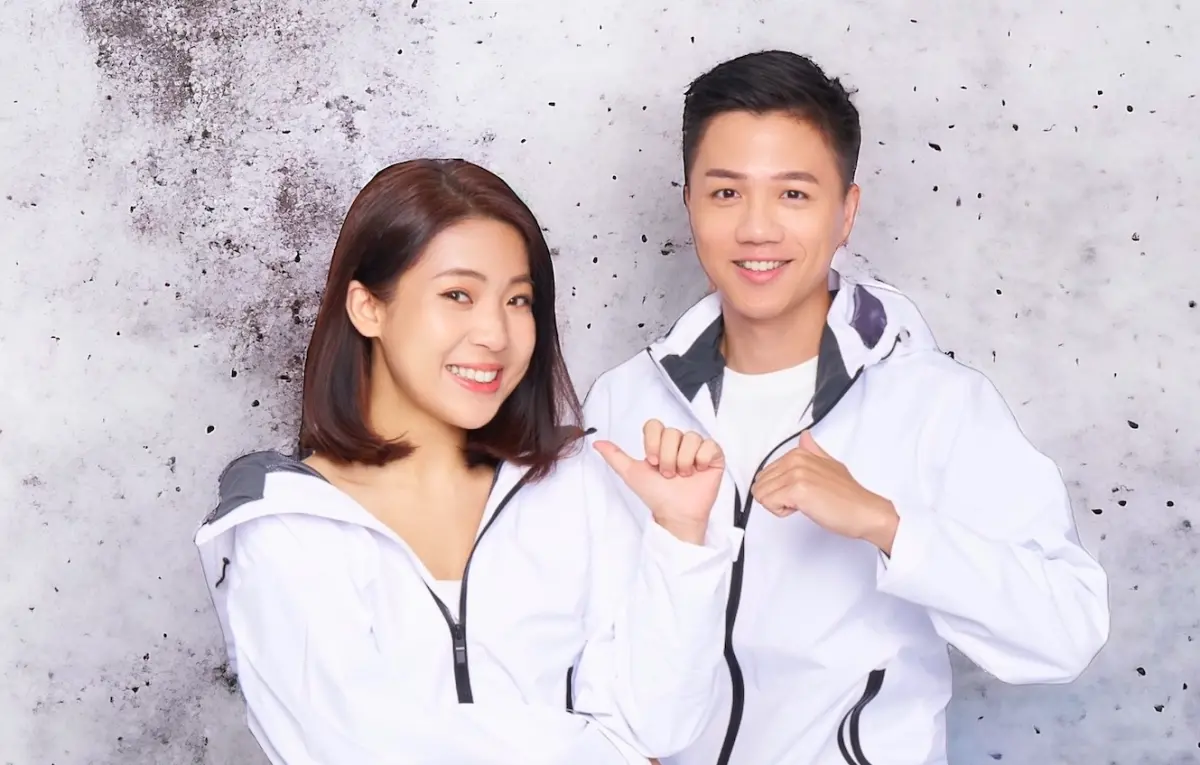 ▲徐巧芯（左）轉戰當歌手，推出單曲〈有我有你〉，硬是擠出時間錄音，製作人阿滾狂讚她「頂尖時間管理大師」。（圖／翌風創意提供）