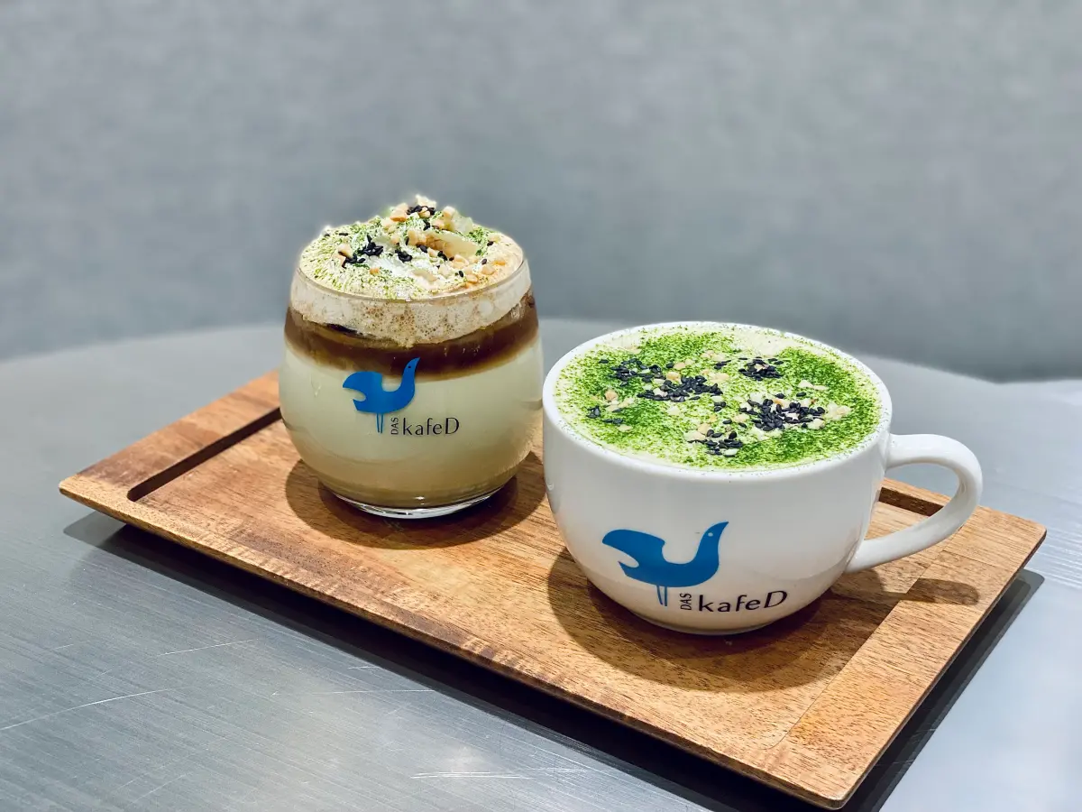 ▲搶先開箱新竹巨城「kafeD 咖啡滴」轉戰進駐遠百竹北開幕「永續概念店」，德式包浩斯空間設計、導入實踐循環經濟的綠色行動，打造最在地的客家擂茶拿鐵、桔醬咖啡等限定菜單。（圖／記者蕭涵云攝）