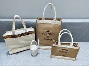 ▲咖啡豆袋變身成購物袋提包。（圖／記者蕭涵云攝）