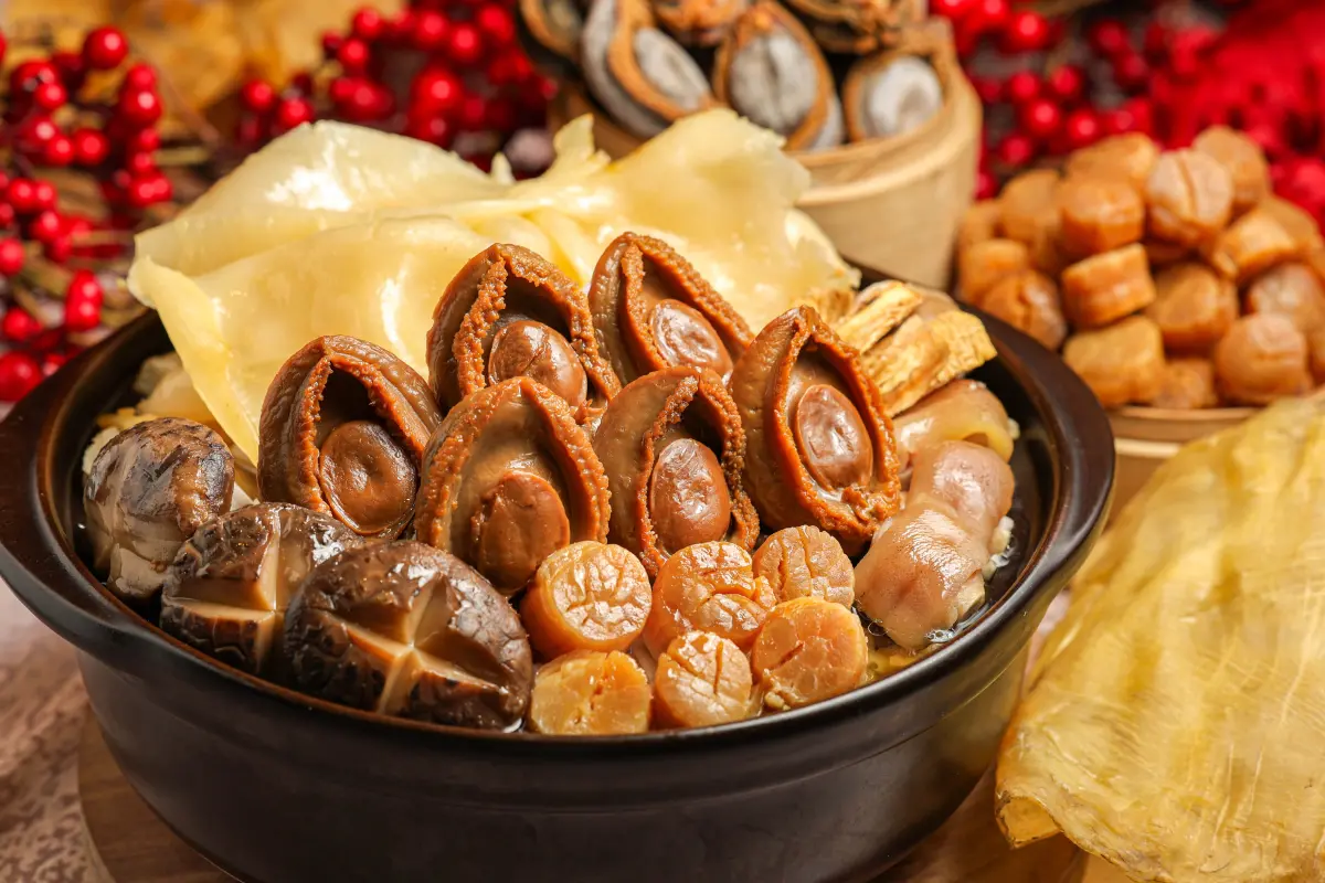 ▲今年多家飯店的年菜外賣品項用料與售價都高檔，多道菜包含盆菜、佛跳牆等都賣到單一道菜破萬元，台北晶華酒店最高單道菜近5萬，而君品酒店更有6萬8的盆菜（圖／台北晶華酒店提供）