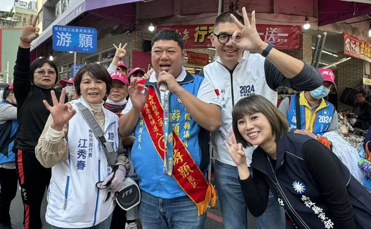 ▲連勝文陪游顥掃街，比出可愛的3號手勢。（圖／游顥競總提供，2024.01.05）