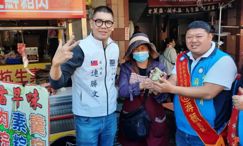 ▲連勝文陪游顥掃市場,攤商熱情送上「包粽」。(圖/游顥競總提供,2024.01.05)