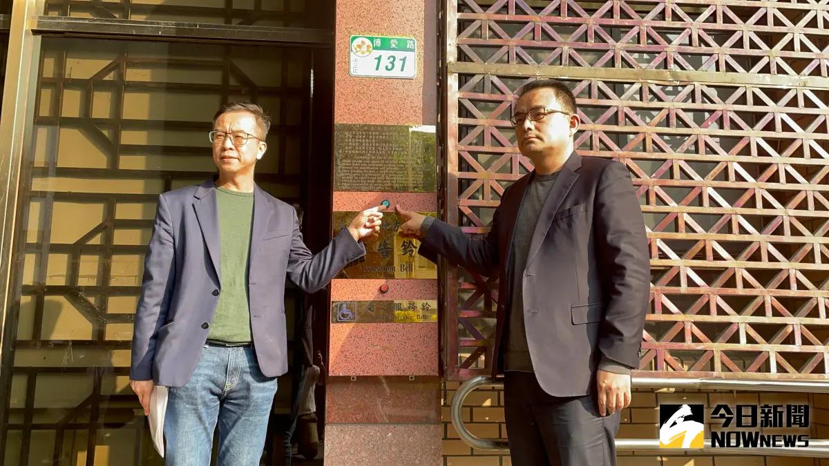 ▲侯辦發言人黃子哲（左）批民進黨剽竊侯友宜競選影片，下午偕同律師簡榮宗向北檢按鈴提告（圖／記者潘千詩攝，2024.01.05）